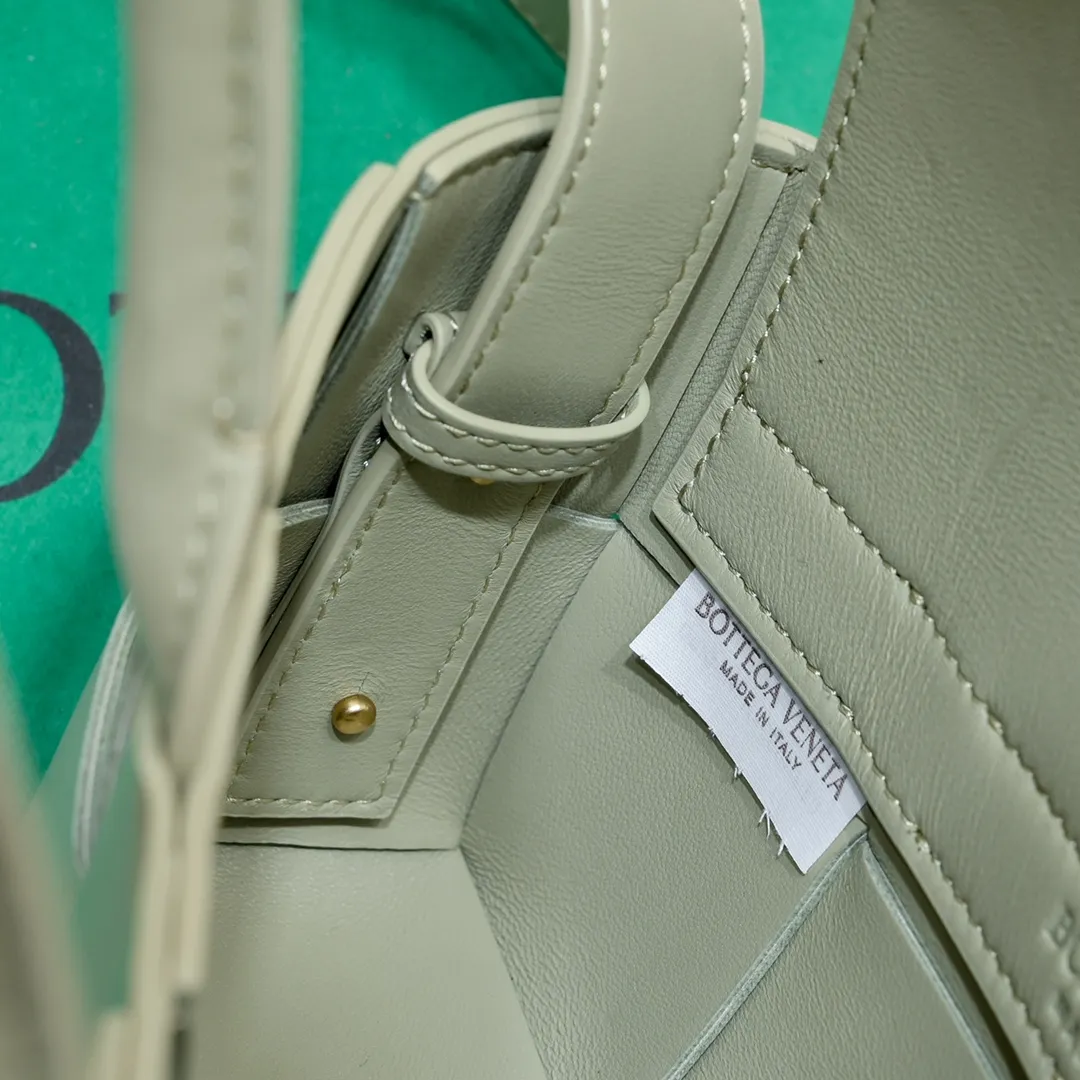 Batch 1460 🔥Latest Mini East-West Arco Tote Mini horizontal Intreccio woven leather tote bag with detachable strap • Single detachable internal zipper pocket • Leather rope buckle closure • Sheep leather composite Intreccio weaving process Size: 22*11*5.5cm, handle height 11, strap 55cm Model: 6778#